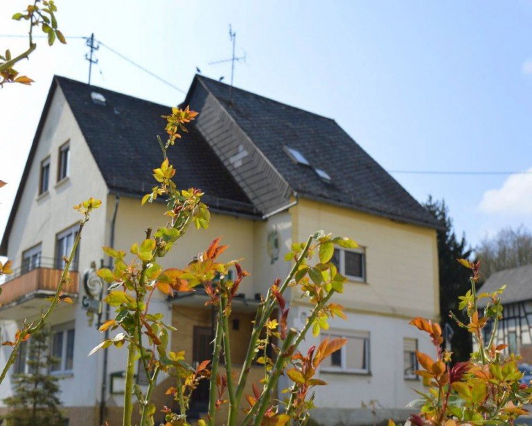 Ansicht Unzenberg Einfamilienhaus Sanierungsbed�rftiges Haus mit Scheune