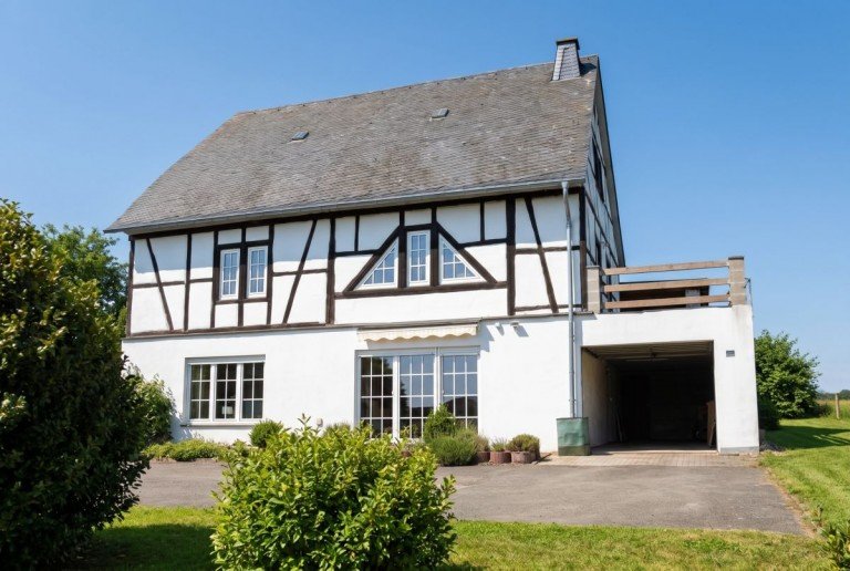 Ansicht Schwarzen Etagenwohnung **Charmante 3-Zimmer-Wohnung im Obergeschoss eines idyllischen Landhauses**