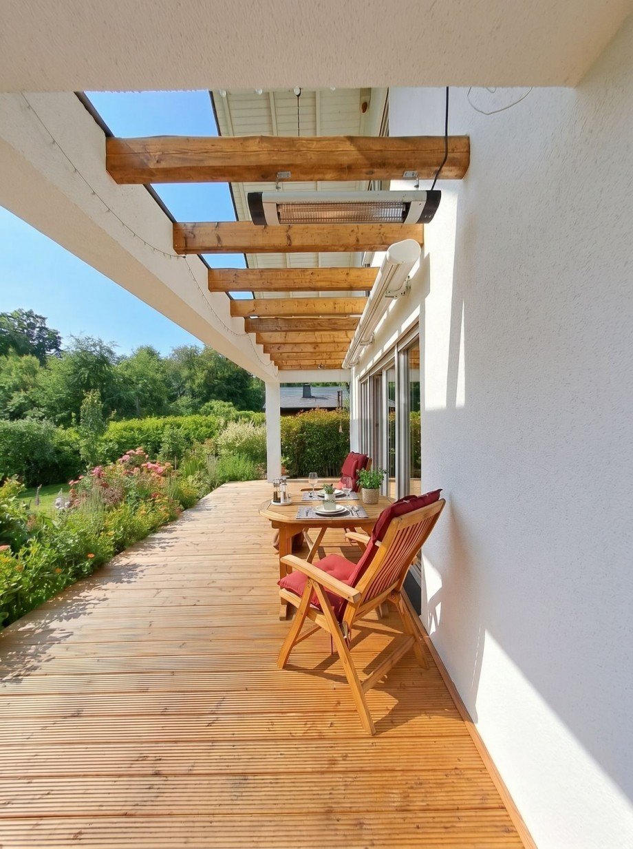 Sonnige Terrasse mit Cafe-Atmosph�re Haus Rheinb�llen