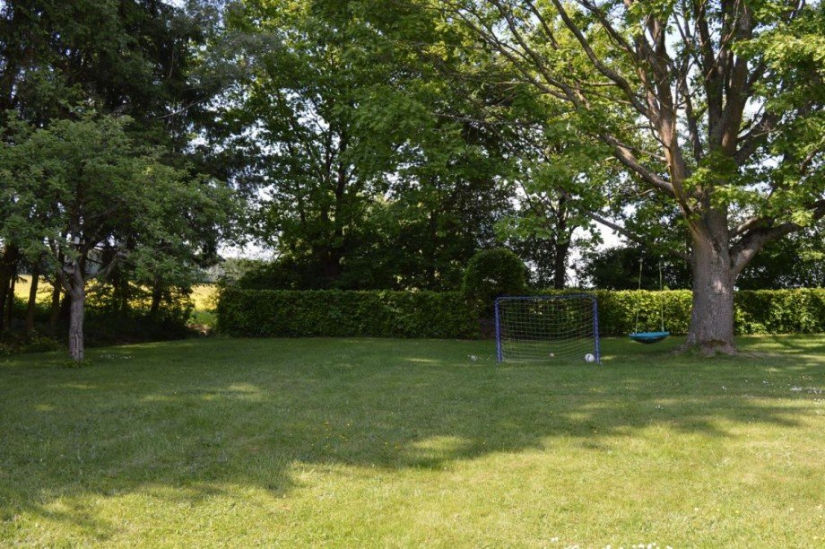 Gr�nfl�che mit Baumbestand Zweifamilienhaus Laubach